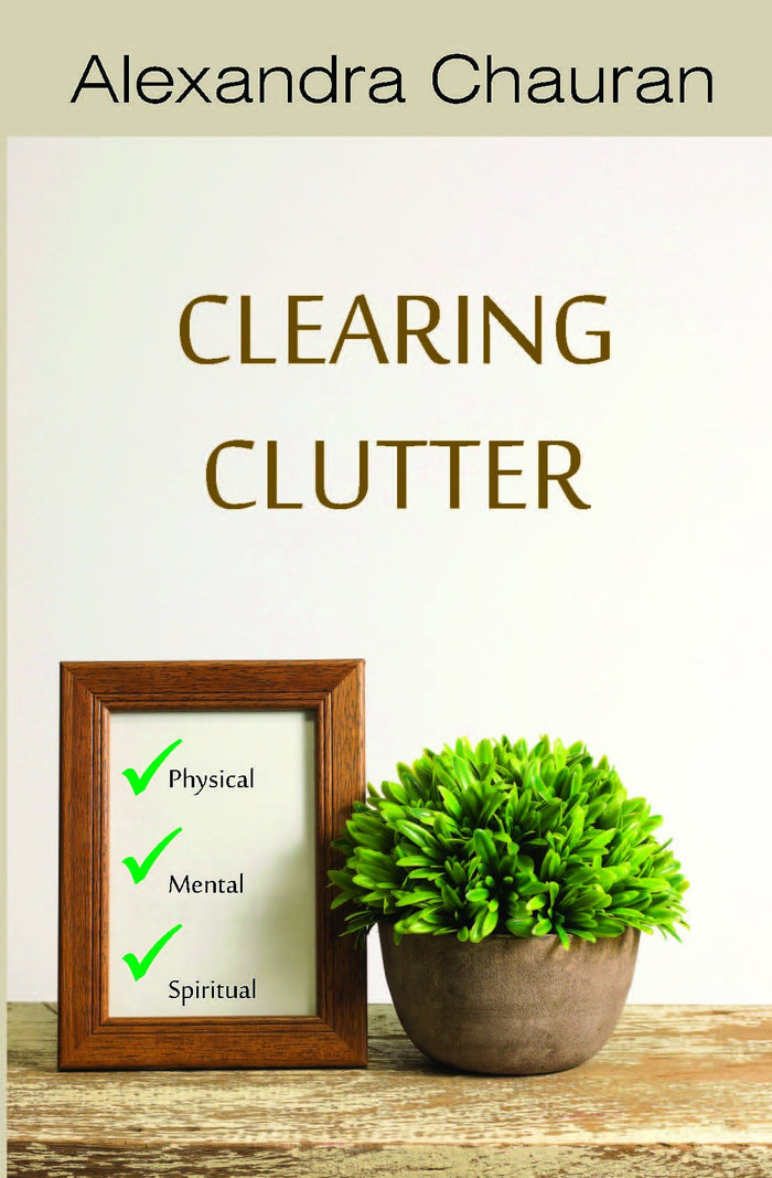 Clearing Clutter by Alexandra Chauran - Paperback cover